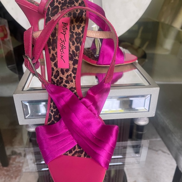 Betsy Johnson size 8 gorgeous heels .. Smoke free home - Picture 2 of 3